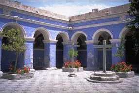 サンタ・カタリナ修道院、昔は一度この門をくぐったら、二度と出れなかった。