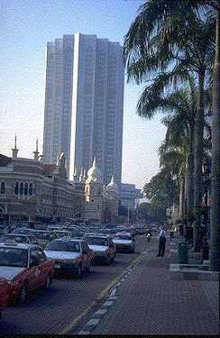 アラブ・ムーア様式で建てられた旧連邦事務局ビル、そして高層ビル。