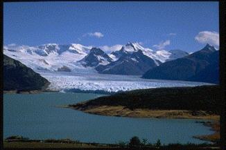 ペリート・モレノ氷河全景は、スイスみたいな風景。