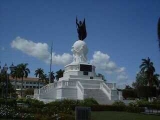 パナマに新大陸最初の都市を建設した、スペイン人バルボアの銅像。